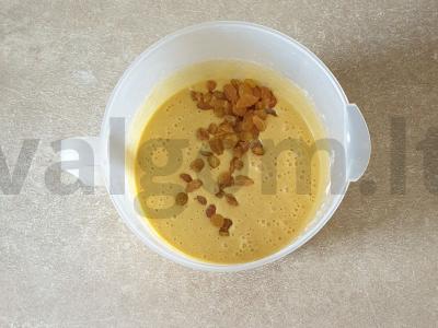 Kukurūzų miltų keksiukai su razinomis ir apelsinų sultimis Žingsnis 5