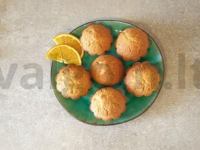 Kukurūzų miltų keksiukai su razinomis ir apelsinų sultimis pagrindine nuotrauka