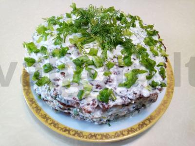 Maistingas kepenėlių tortas su morkomis ir žolelėmis pagrindine nuotrauka