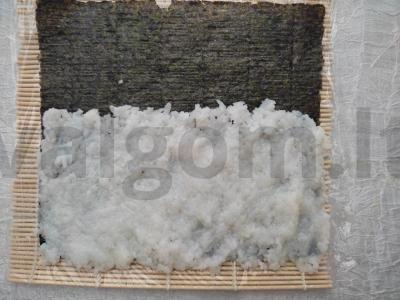 Rulonai su avokadu ir raudonąja ikra Žingsnis 1