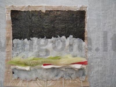 Rulonai su avokadu ir raudonąja ikra Žingsnis 2