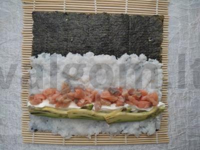 Rulonai su avokadu ir raudonąja ikra Žingsnis 4