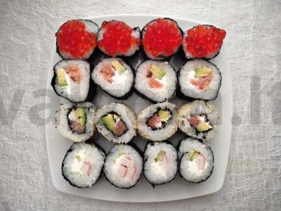 Rulonai su avokadu ir raudonąja ikra pagrindine nuotrauka