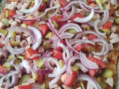 Namų pica su dešrelėmis ir kumpiu Žingsnis 4