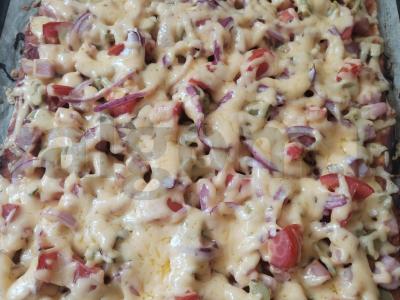 Namų pica su dešrelėmis ir kumpiu pagrindine nuotrauka