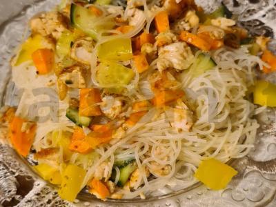 Salotas su funčozė ir vištiena pagrindine nuotrauka