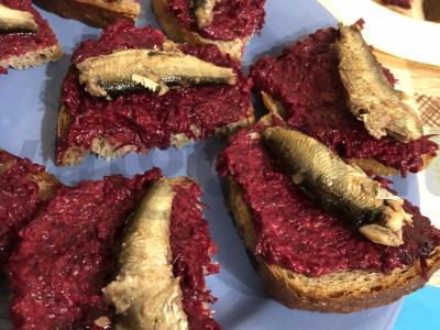 Sumuštiniai su šprotais ir virtomis burokėliais Žingsnis 4