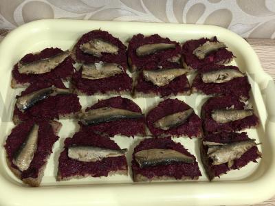 Sumuštiniai su šprotais ir virtomis burokėliais pagrindine nuotrauka