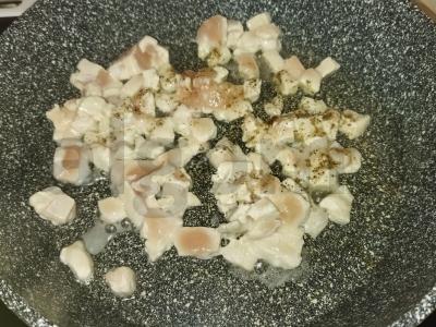 Vištienos krūtinėlės padažas su svogūnais ir lauro lapais Žingsnis 1