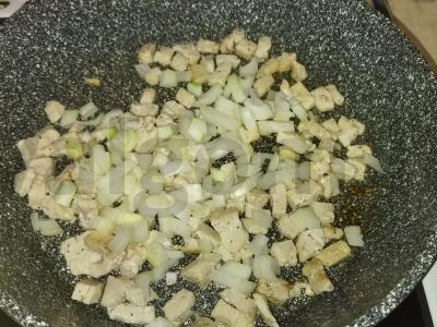 Vištienos krūtinėlės padažas su svogūnais ir lauro lapais Žingsnis 2