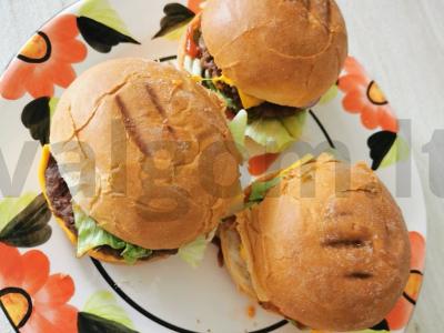 Namų burgeriai su kalakutienos kotletu pagrindine nuotrauka