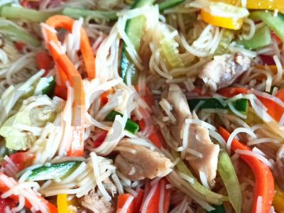 Funchosa su vištiena pagrindine nuotrauka