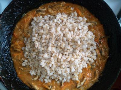 Perlų košė su silke pomidorų padaže ir daržovėmis Žingsnis 3