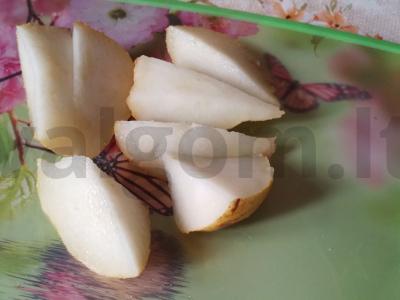 Tropinis smoothie su obuoliu, kriauše ir ananasų sultimis Žingsnis 1