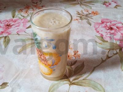 Tropinis smoothie su obuoliu, kriauše ir ananasų sultimis pagrindine nuotrauka