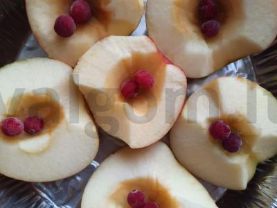 Kepti obuoliai su spanguolėmis Žingsnis 2