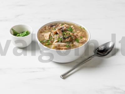 Vištienos ir grikių sriuba pagrindine nuotrauka