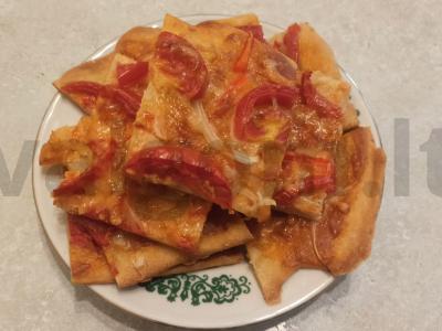 Kvapni pica su pomidorais ir sūriu pagrindine nuotrauka