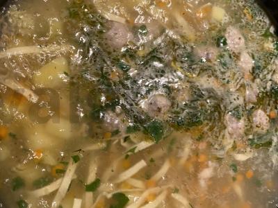 Sriuba su meatballs ir makaronais pagrindine nuotrauka