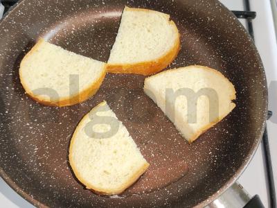 Aštrus grybų, marinuotų agurkų ir sūrio rietas Žingsnis 1