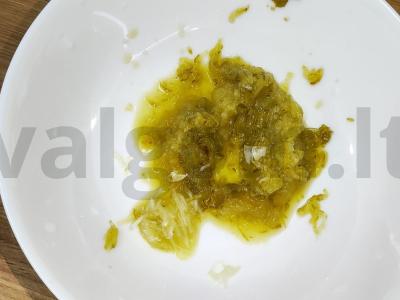 Aštrus grybų, marinuotų agurkų ir sūrio rietas Žingsnis 2