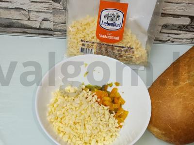 Aštrus grybų, marinuotų agurkų ir sūrio rietas Žingsnis 3