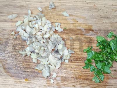 Aštrus grybų, marinuotų agurkų ir sūrio rietas Žingsnis 4