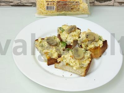 Aštrus grybų, marinuotų agurkų ir sūrio rietas pagrindine nuotrauka