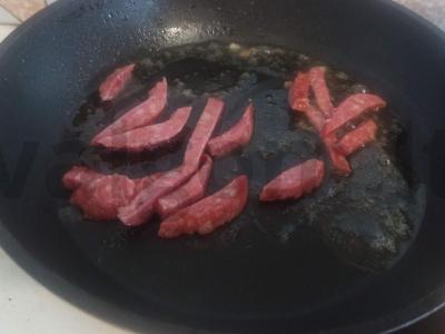 Omletas su kepta pusiau rūkytos dešros ir adžika Žingsnis 1