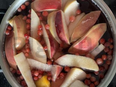 Raudonųjų serbentų, vyšnių ir obuolių kompotas pagrindine nuotrauka