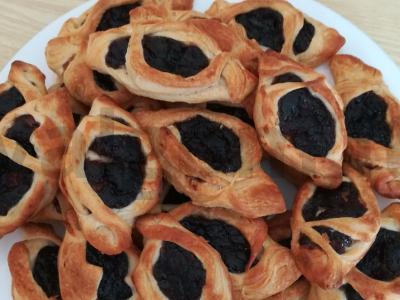 Sluoksniuoto tešlos sausainiai pagrindine nuotrauka