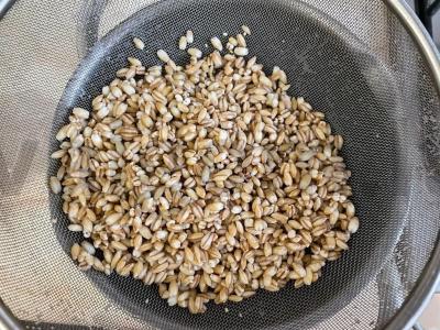 Perliniai kruopos su vištiena kepimo maiše Žingsnis 1