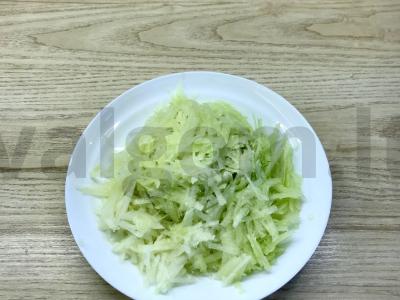 Žaliosios ridikėlių salotos su grietine Žingsnis 2