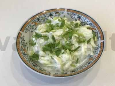 Žaliosios ridikėlių salotos su grietine pagrindine nuotrauka