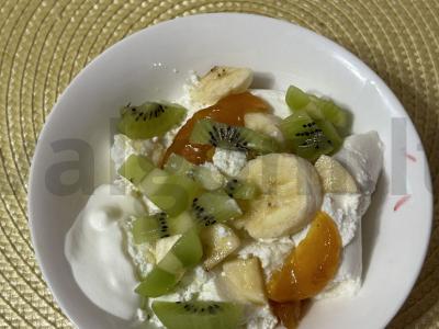 Varškės desertas „Subrendęs persikas“ pagrindine nuotrauka