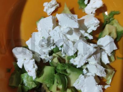 Salotas „Devdas“ su avokadu, feta sūriu ir daržovėmis Žingsnis 1