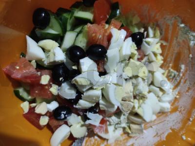 Salotas „Devdas“ su avokadu, feta sūriu ir daržovėmis Žingsnis 4