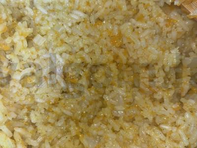 Ryžiai kaip garnyras su sviestu ir prieskoniais pagrindine nuotrauka