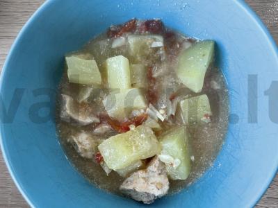 Daržovių troškinys su vištienos krūtinėle pagrindine nuotrauka