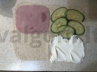 Sumuštinis su kumpiu ir agurku Žingsnis 2