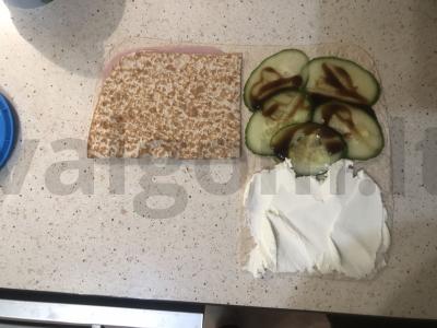 Sumuštinis su kumpiu ir agurku Žingsnis 3