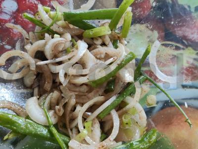 Salotas „Pchadzori“ su žaliu svogūnu Žingsnis 5