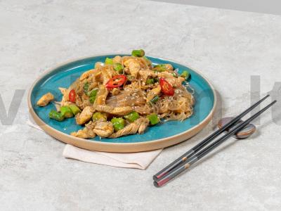 Funchosa su vištiena ir šparaginėmis pupelėmis pagrindine nuotrauka