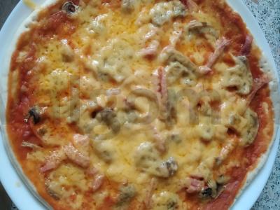 Pica su grybais mikrobangų krosnelėje pagrindine nuotrauka