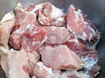 Šašlykas ant mineralinio vandens su svogūnais Žingsnis 1