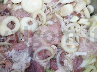 Šašlykas ant mineralinio vandens su svogūnais Žingsnis 3