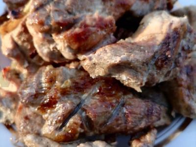 Šašlykas ant mineralinio vandens su svogūnais pagrindine nuotrauka