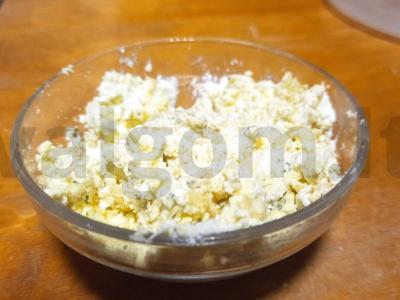 Salotas su traškučiais, kiaušinių tryniais ir varške pagrindine nuotrauka