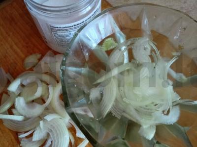 Keptos burokėlių ir marinuotų agurkų salotos Žingsnis 1