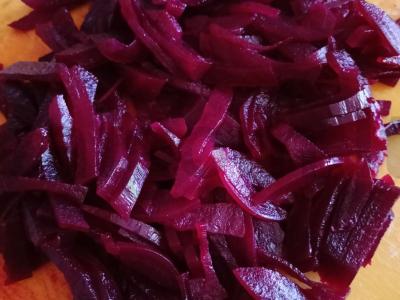 Keptos burokėlių ir marinuotų agurkų salotos Žingsnis 2